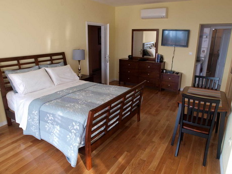 Spavaći prostor i blagovaonski stol – Apartman 1