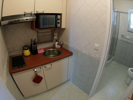 Potpuno opremljena čajna kuhinja – Apartman 2