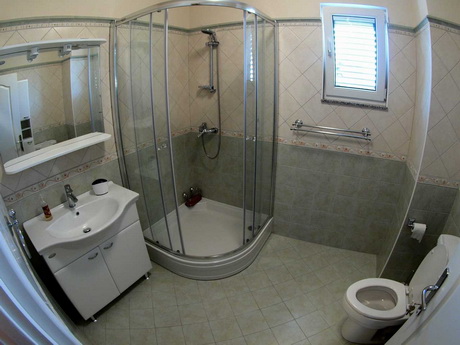 Kupaonica s tuš-kabinom – Apartman 2