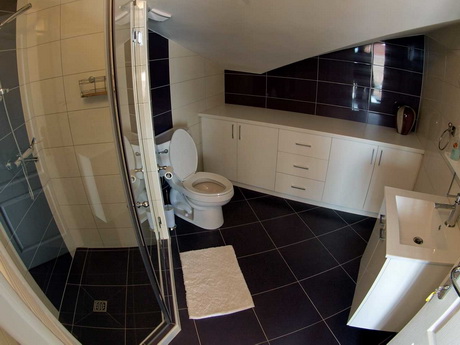 Kupaonica s tuš-kabinom – Apartman 3