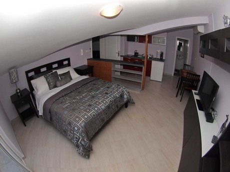 Spavaći prostor s izlazom na balkon – Apartman 4