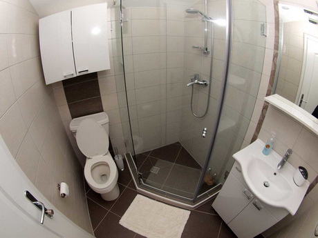 Kupaonica s tuš-kabinom – Apartman 4